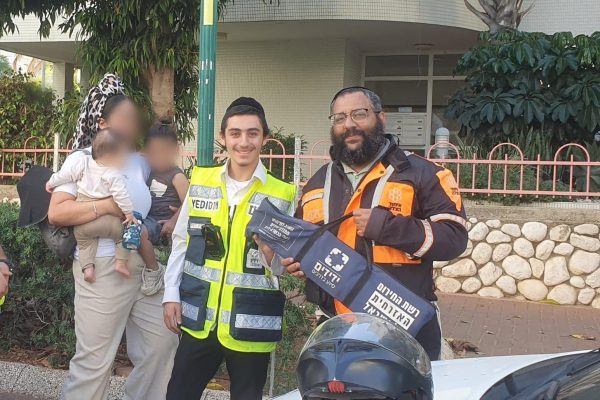 רחובות: שני תינוקות ננעלו בשגגה ברכב, מתנדבי ידידים חילצו אותם בשלום