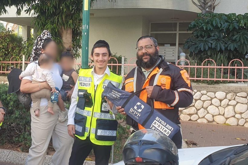 רחובות: שני תינוקות ננעלו בשגגה ברכב, מתנדבי ידידים חילצו אותם בשלום